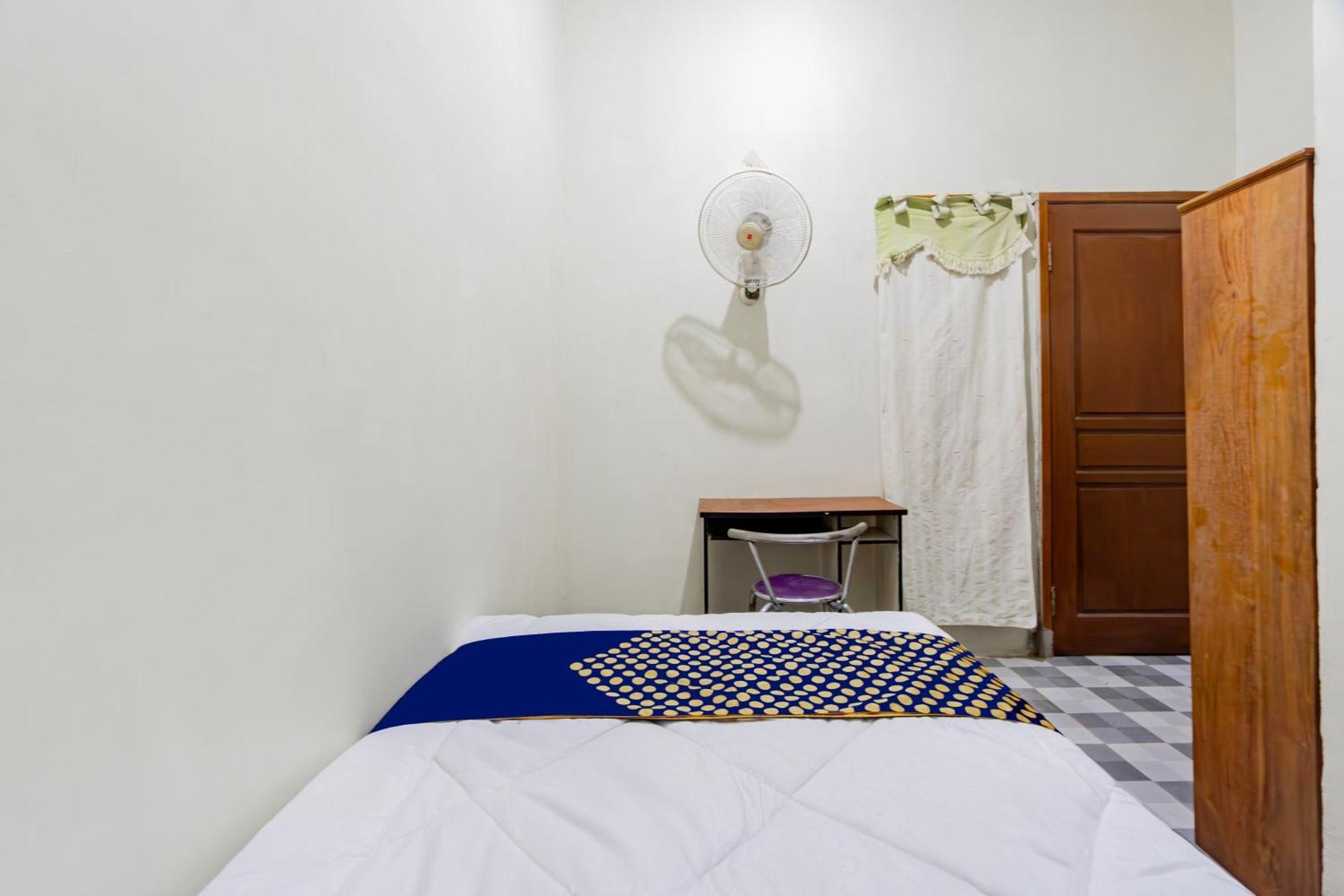 Spot On 93967 Hasna Guest House Syariah كديري المظهر الخارجي الصورة