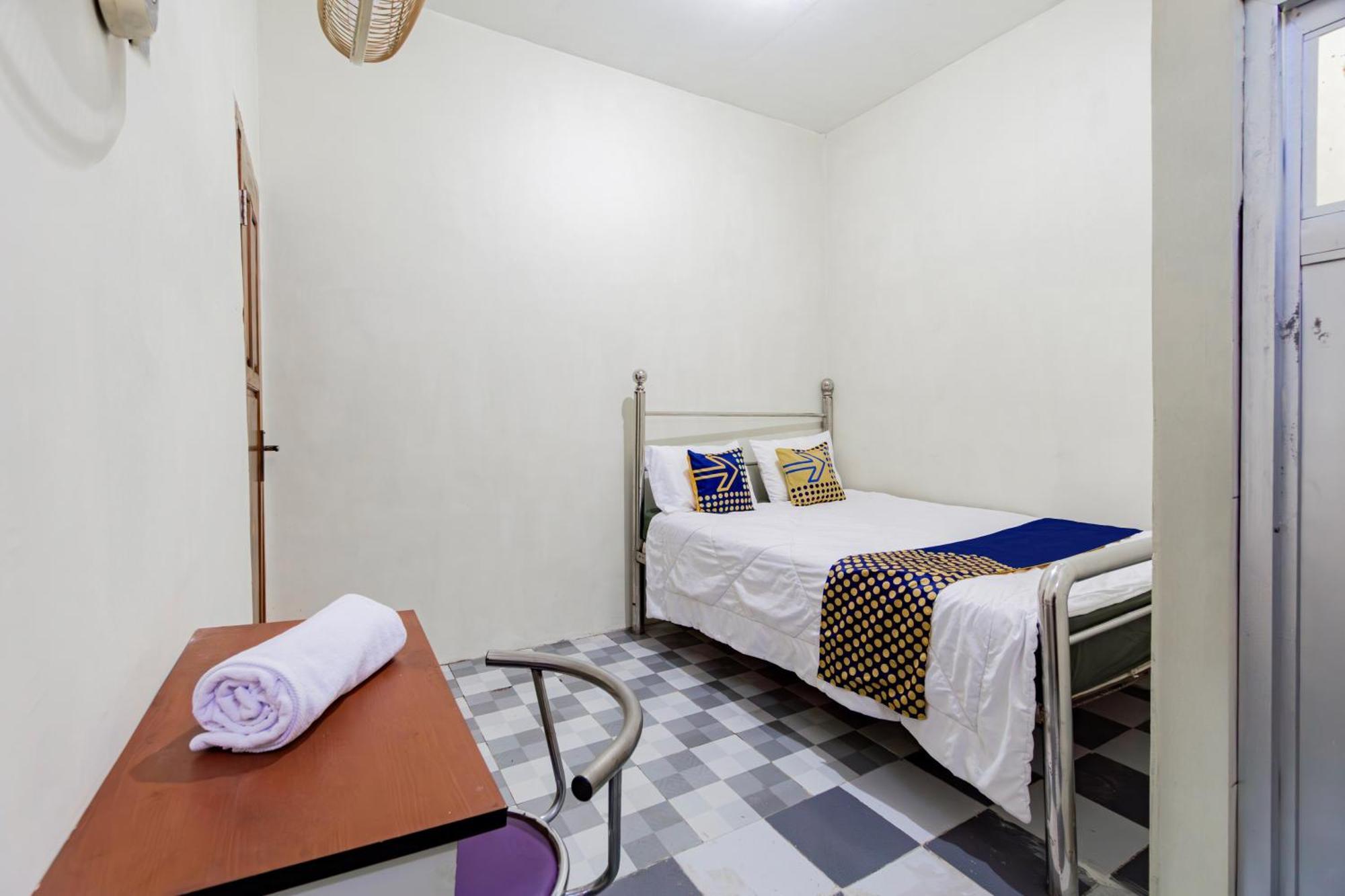 Spot On 93967 Hasna Guest House Syariah كديري المظهر الخارجي الصورة