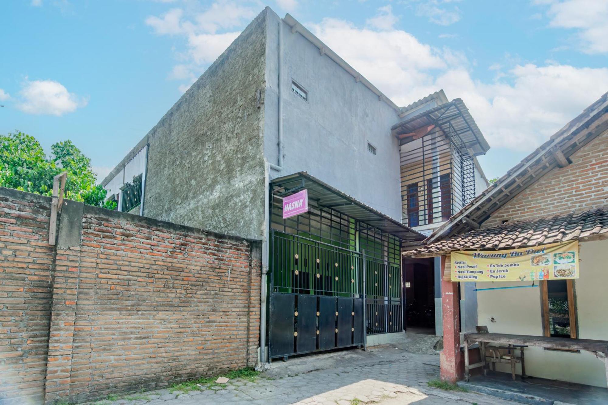 Spot On 93967 Hasna Guest House Syariah كديري المظهر الخارجي الصورة