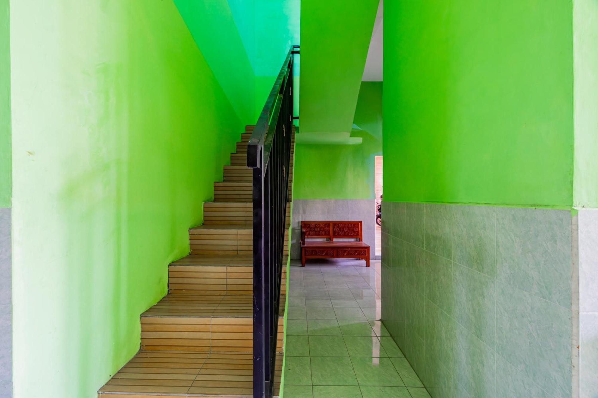 Spot On 93967 Hasna Guest House Syariah كديري المظهر الخارجي الصورة
