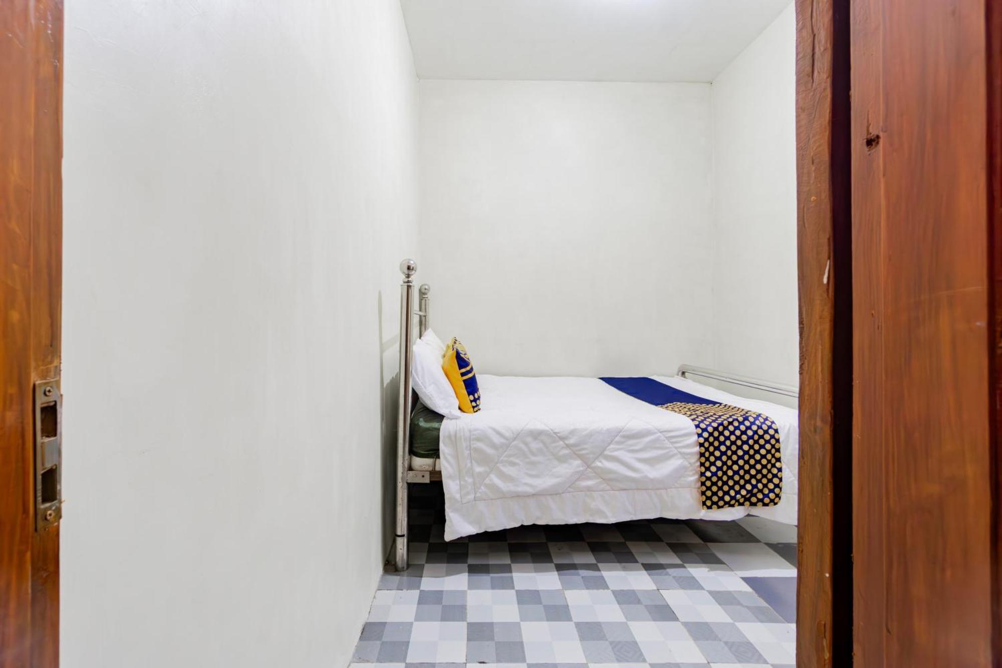 Spot On 93967 Hasna Guest House Syariah كديري المظهر الخارجي الصورة
