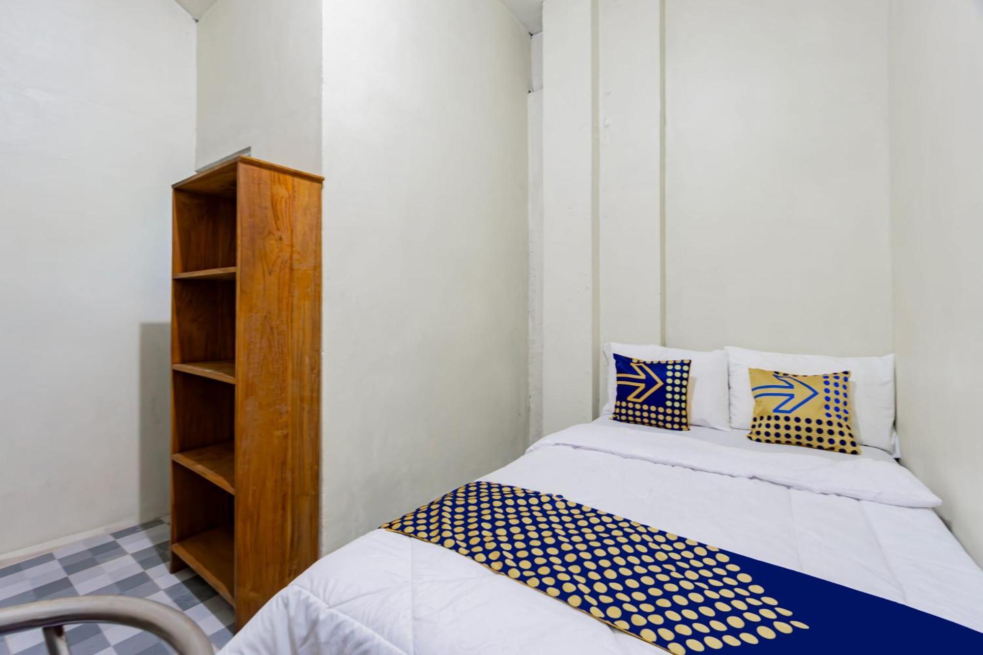 Spot On 93967 Hasna Guest House Syariah كديري المظهر الخارجي الصورة