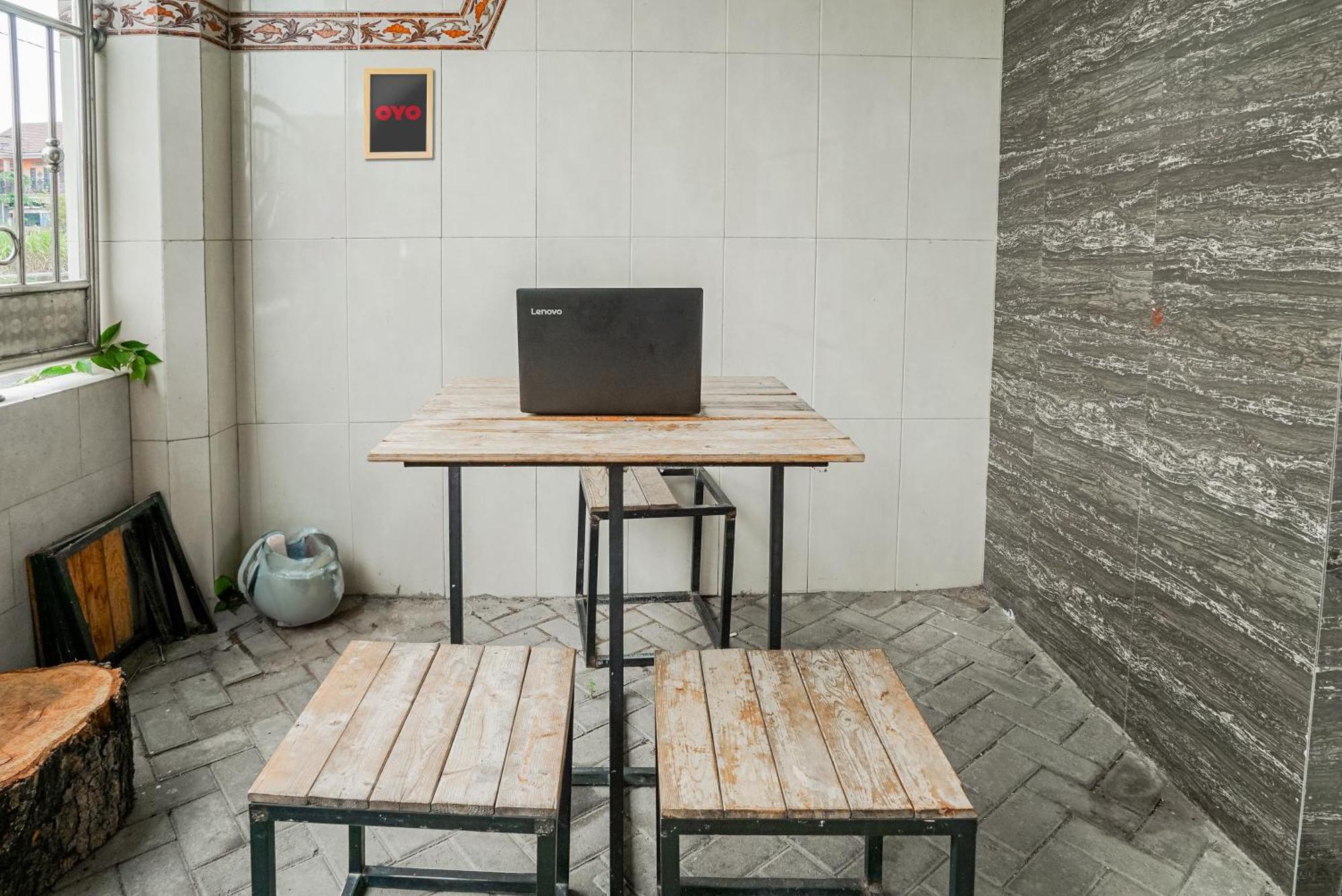 Spot On 93967 Hasna Guest House Syariah كديري المظهر الخارجي الصورة