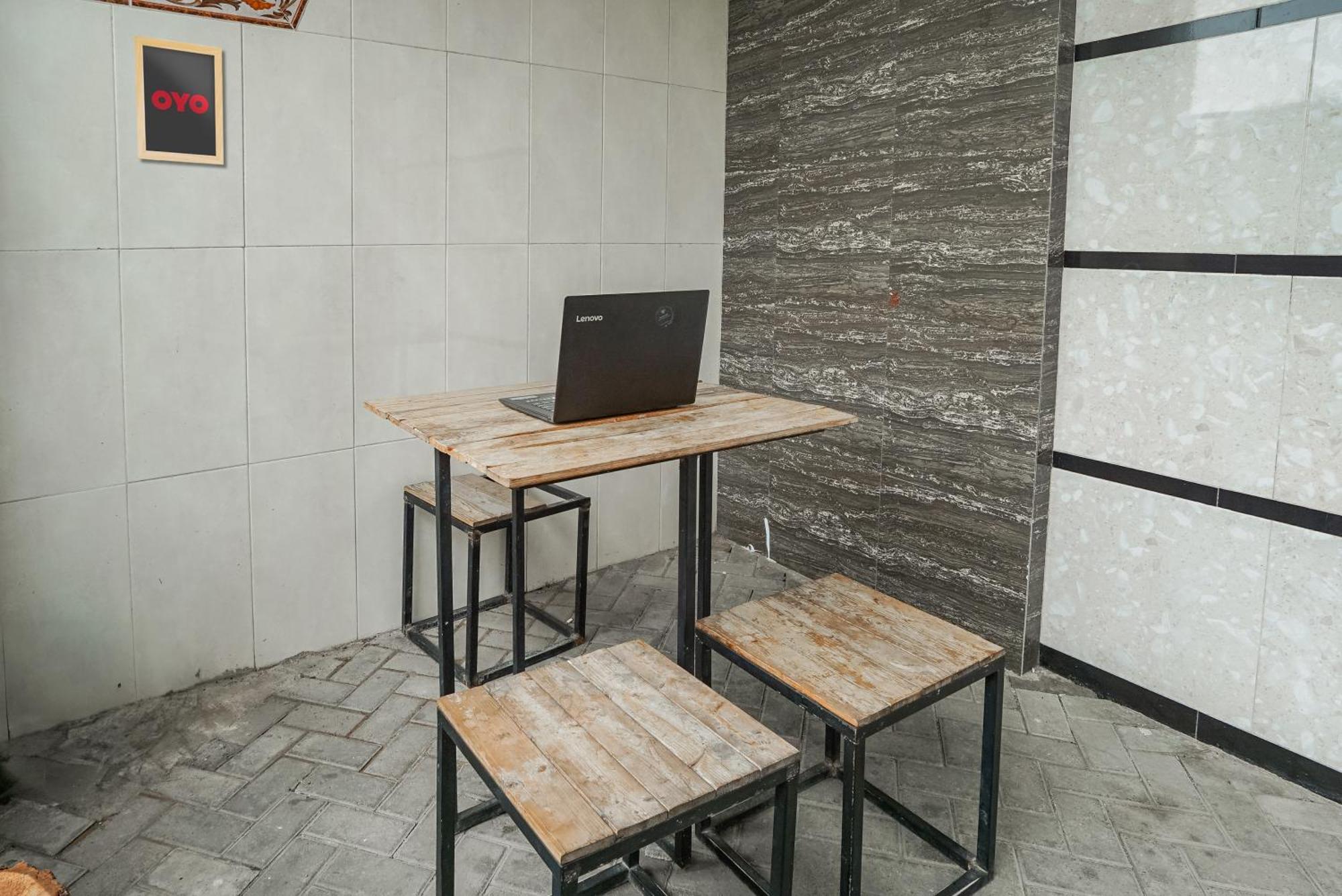 Spot On 93967 Hasna Guest House Syariah كديري المظهر الخارجي الصورة